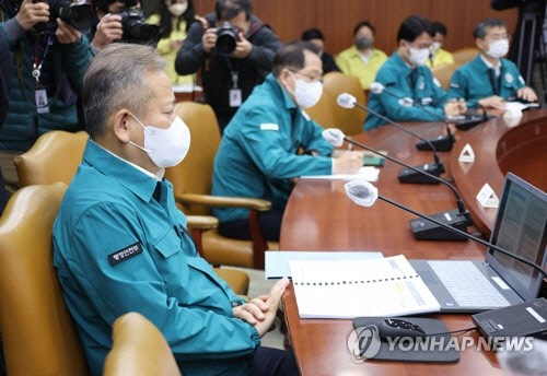 이상민 행정안전부 장관이 4일 정부서울청사 중앙재난안전대책본부 상황실에서 열린 이태원 사고 및 코로나19 중대본 회의에 참석해 있다.  연합뉴스